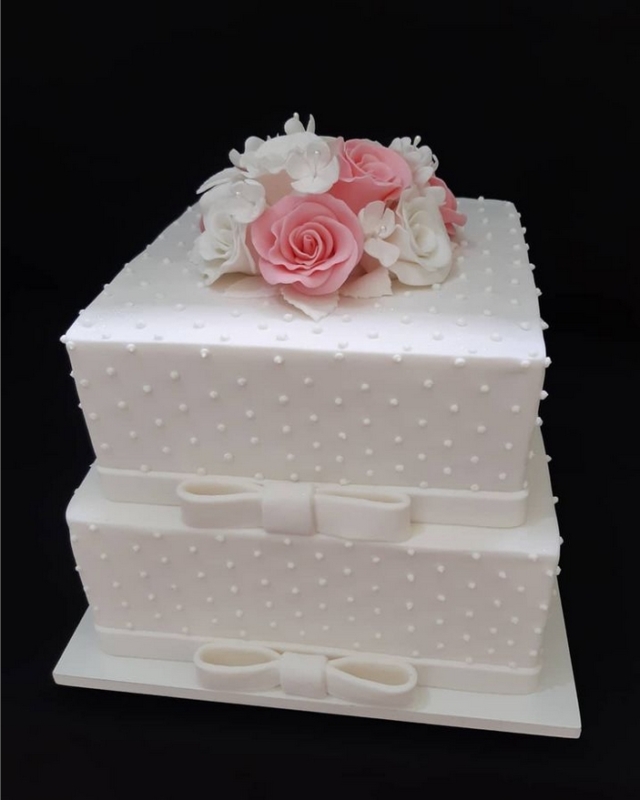 45 bolo quadrado e branco com 2 andares @fabiellygomesateliededocuras