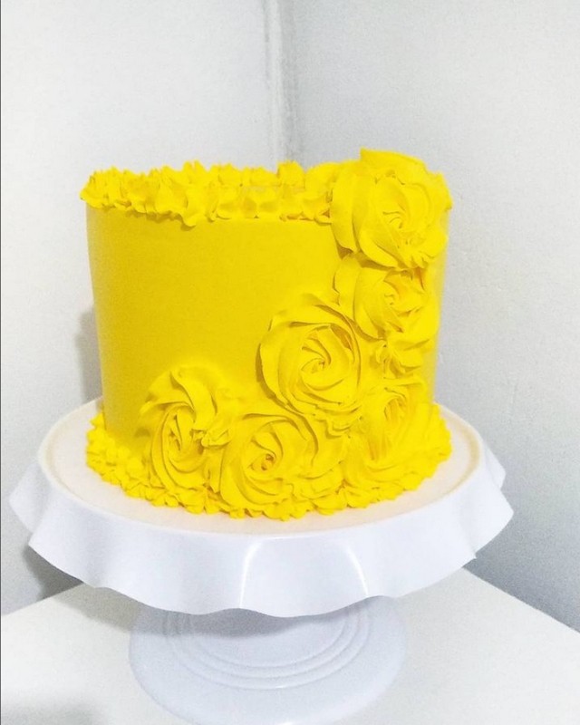 48 bolo decorado chantilly amarelo @ caminhod