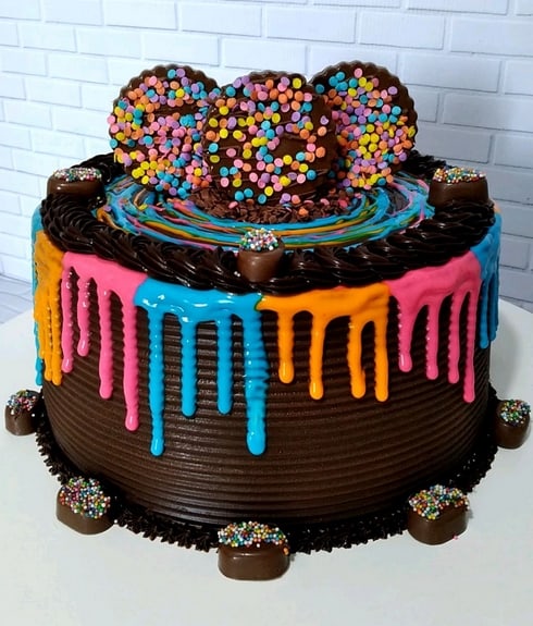 49 bolo infantil de chocolate com decoracao colorida @lilaveiga confeitariaartesanal