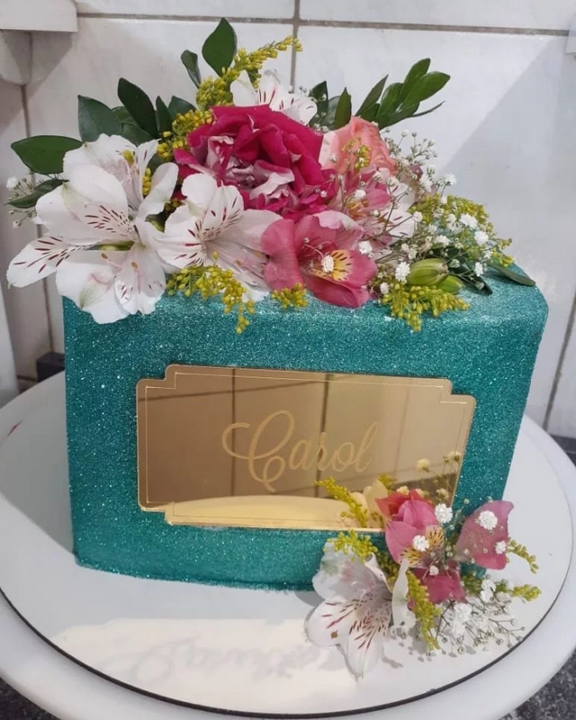 49 bolo quadrado com glitter e flores @toquefinoconfeitaria