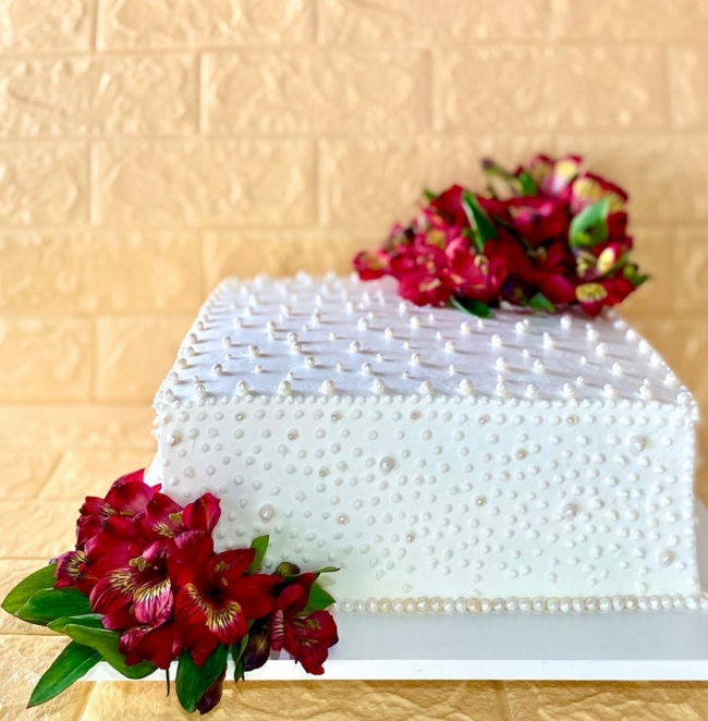 51 bolo quadrado branco com flores @confeitariadafer