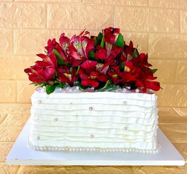 53 bolo quadrado com flores @confeitariadafer