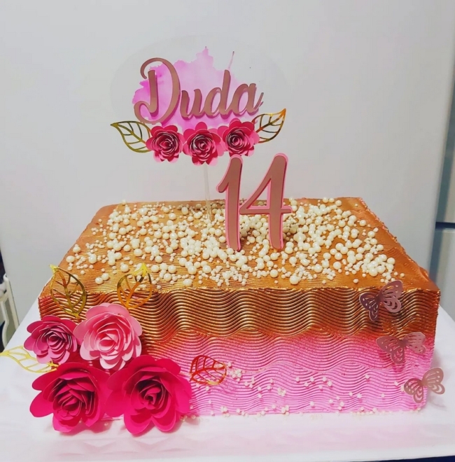 Bolo rosa e dourado  Bolo quadrado, Bolo de aniversário quadrado, Bolo