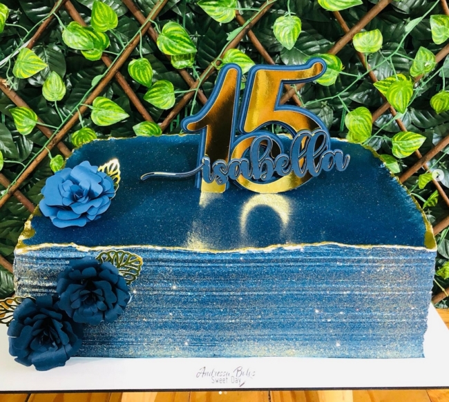 63 bolo de 15 anos azul e quadrado @andressabolossweetday