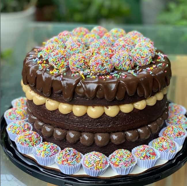 7 bolo decorado com ganache de chocolate e granulado colorido @doce senhorita