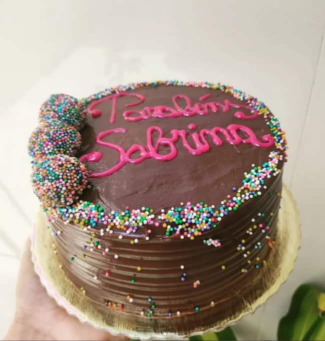 8 bolo de chocolate com granulado colorido @ saboresdossonhos