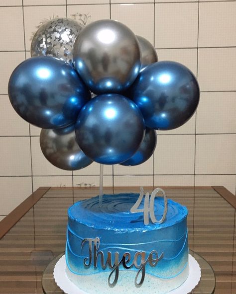 bolo azul masculino com baloes