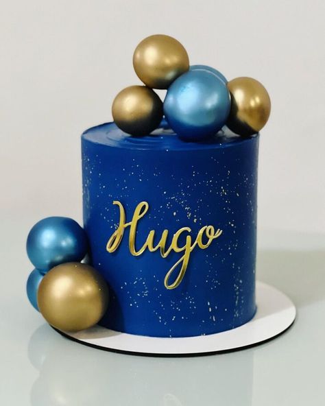 bolo azul masculino com bolas douradas
