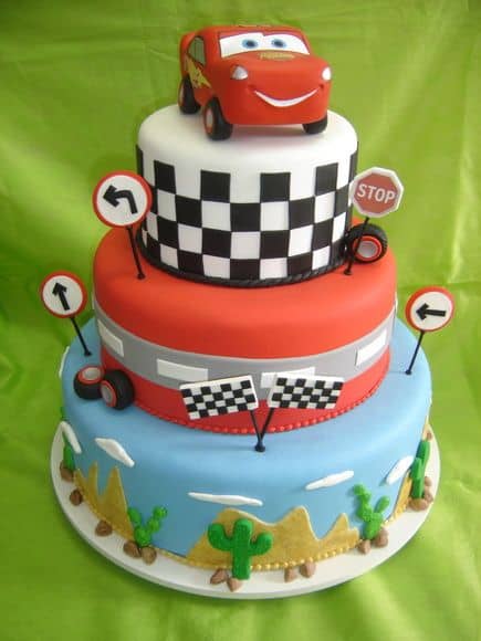 Bolo Carros (Disney - Cars Cake), O carrinho do bolo é de b…