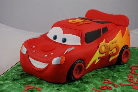 Bolo Carros (Disney - Cars Cake), O carrinho do bolo é de b…