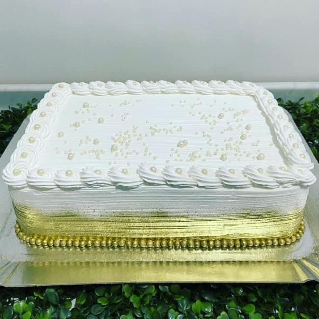 11 bolo decorado em branco e dourado @doce confeito24