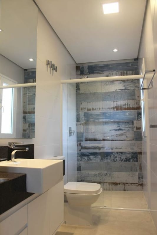 15 banheiro com porcelanato amadeirado azul claro Ana Johns Arquitetura