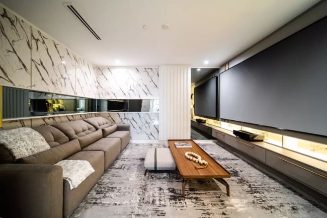 16 sala moderna com paredes de mármore calacatta Casa e Jardim