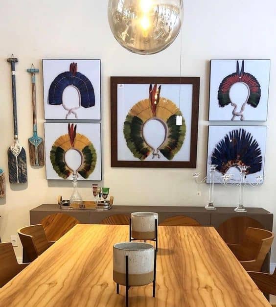 17 sala de jantar com quadros de cocar indígena Pinterest
