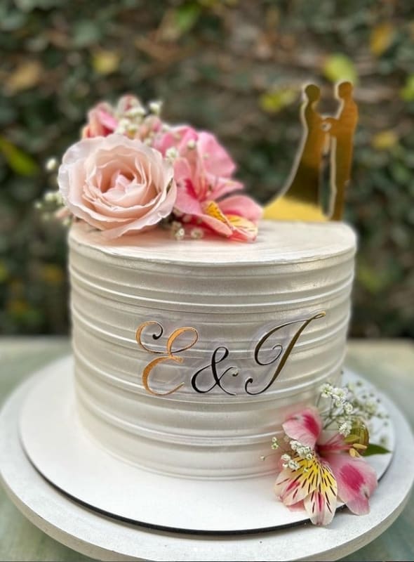 18 bolo simples casamento com flores naturais @ofccriscakes