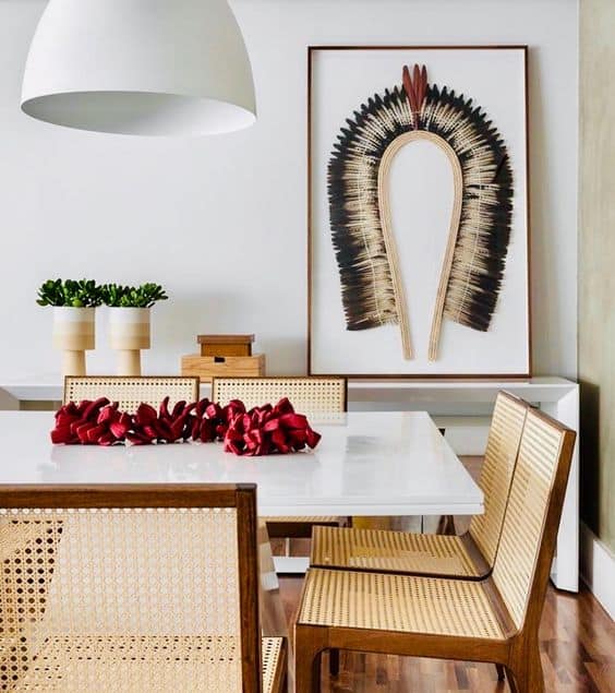 19 sala de jantar com quadro de cocar indígena Pinterest