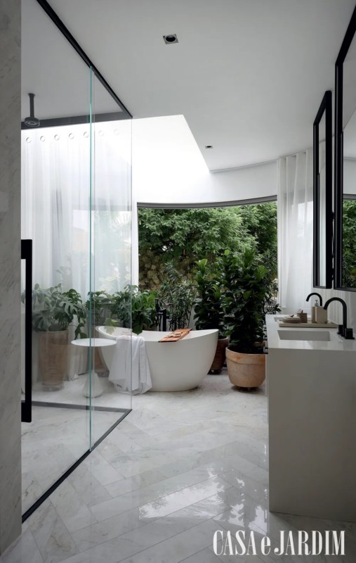 21 banheiro moderno e de luxo com piso de mármore calacatta Casa e Jardim