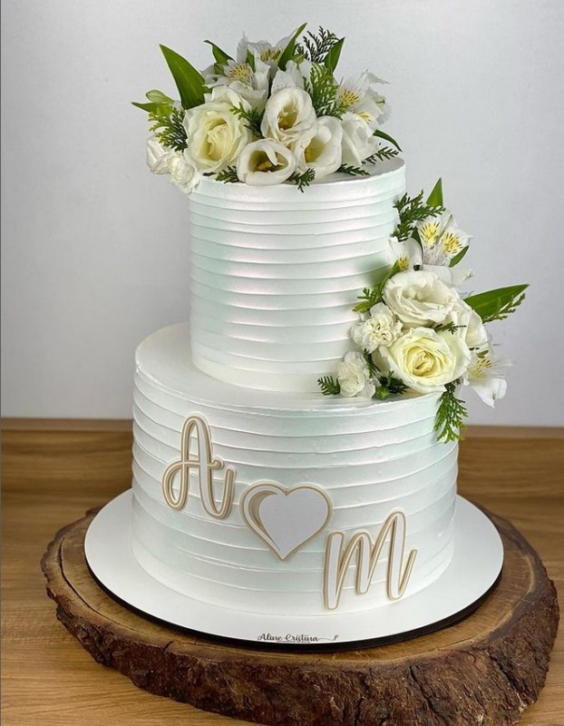 23 bolo branco 2 andares com flores para casamento @alinecristinacakes ssa