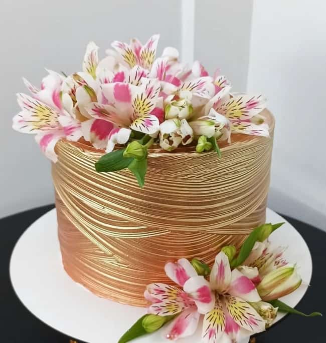 23 bolo de noivado moderno com flores @danicakes artesanal