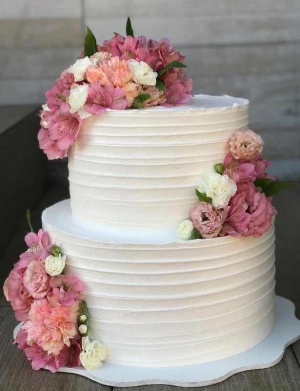24 bolo de casamento de 2 andares com flores rosa @edilabritocake