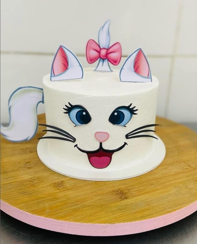 24 bolo simples e decorado gatinha Marie @monalisavalentim bolos