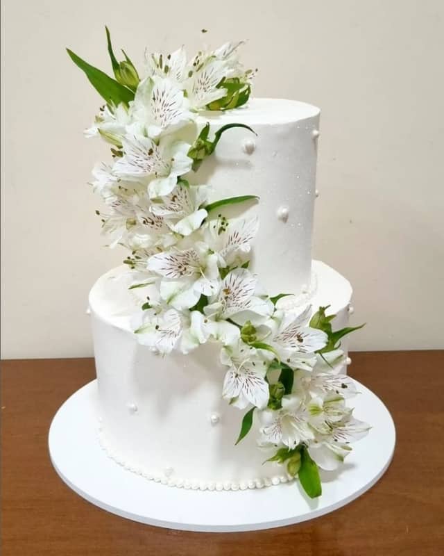 25 bolo 2 andares casamento com flores brancas @saboresdarainha