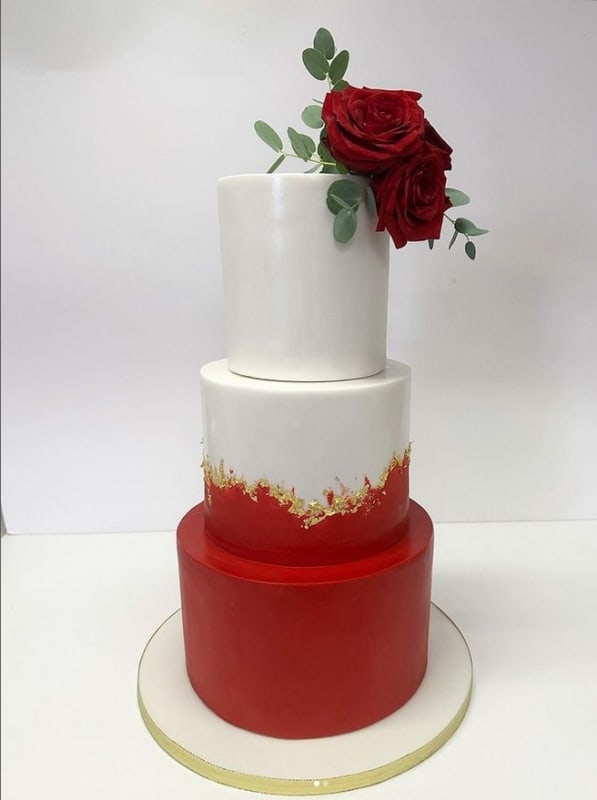 25 bolo 3 andares vermelho e branco casamento @manupatisserie2023