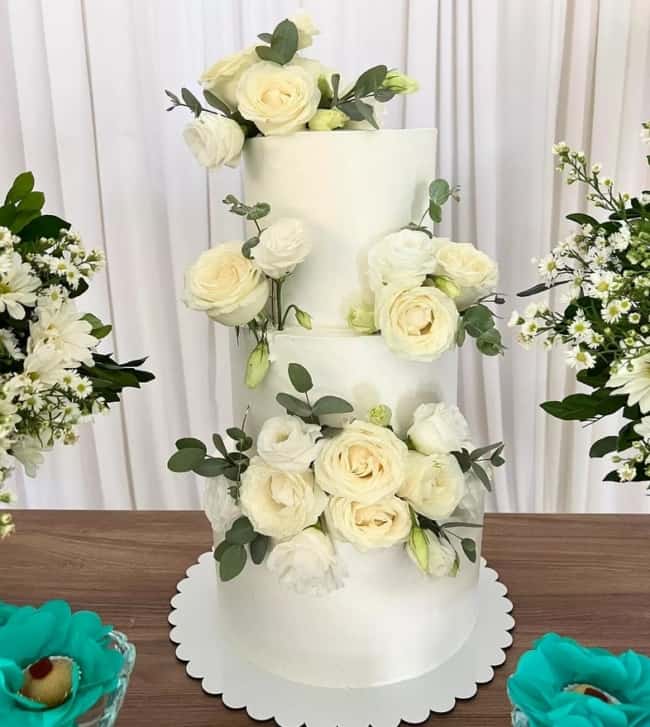 27 bolo 3 andares casamento com flores brancas @thaylonsweets