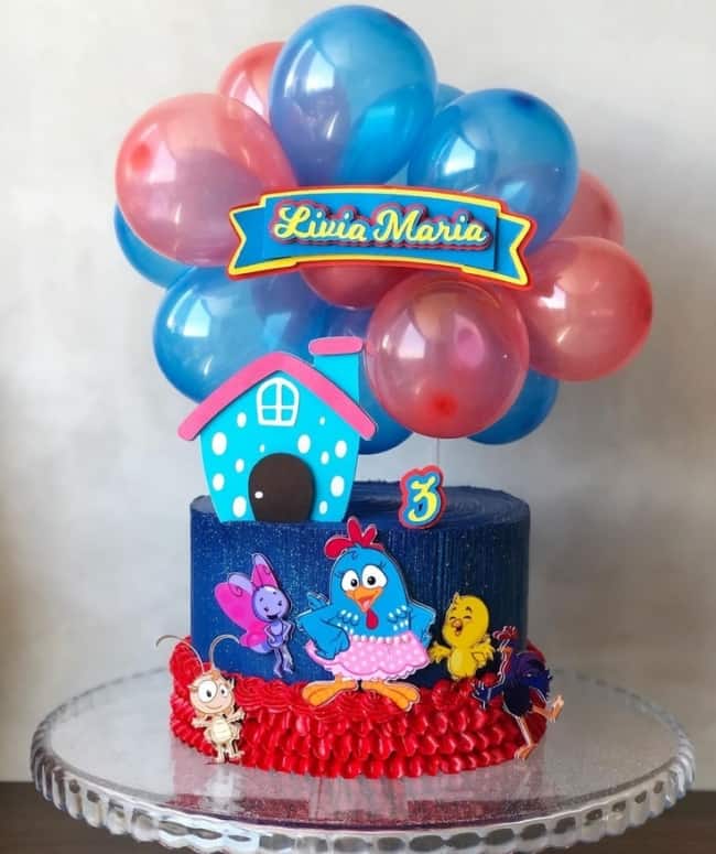 27 bolo azul com balões Galinha Pintadinha @shuellenteixeira