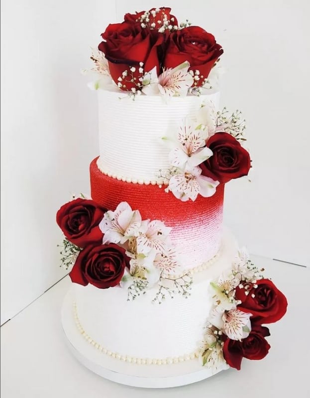 27 bolo de casamento em vermelho e branco com flores @lary moraiscakes