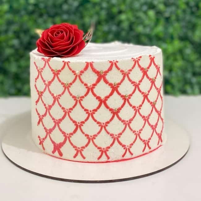 27 bolo decorado em vermelho e branco @bel boloses