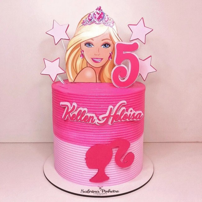 27 bolo rosa da Barbie com toppers @sabrinapconfeitaria