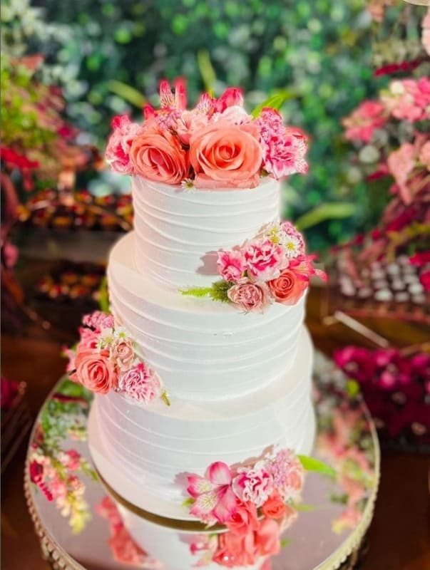 28 bolo casamento 3 andares com flores @evycakes nossocasamento