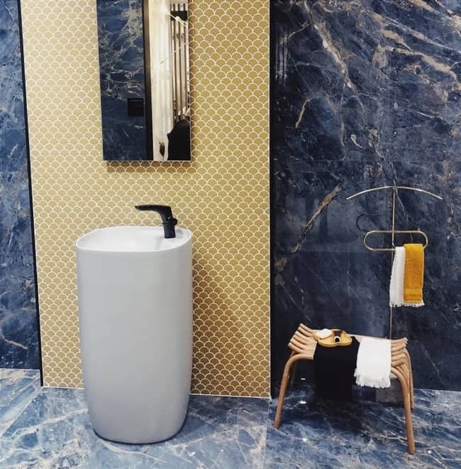 29 banheiro moderno com porcelanato azul marinho @comercialcaciatori