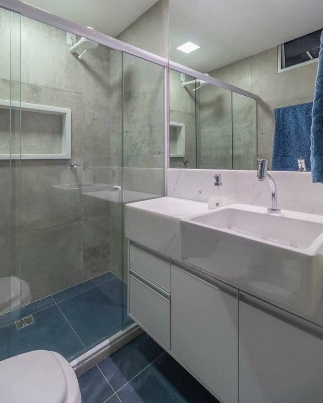 30 banheiro com piso de porcelanato azul marinho Pisos