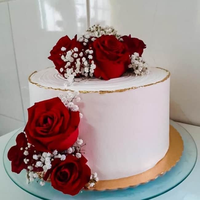 31 bolo de noivado branco com flores vermelhas @deliciasdajoy01
