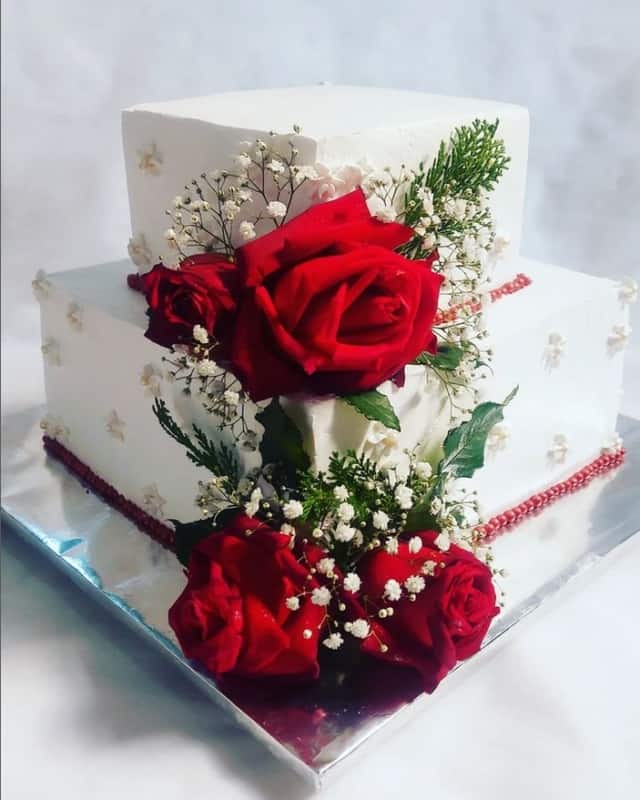 31 bolo quadrado casamento 2 andares com rosas vermelhas @eli bomfim10
