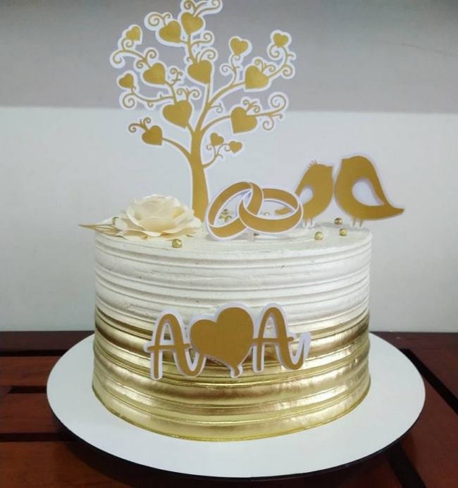 33 bolo noivado em chantininho dourado e branco @ladyannecake