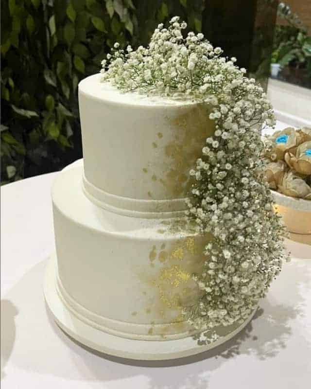 34 bolo de casamento branco e dourado com flores @rafaelabolos