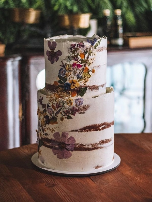 34 bolo rústico de casamento decorado com flores @tourangelle patisserie