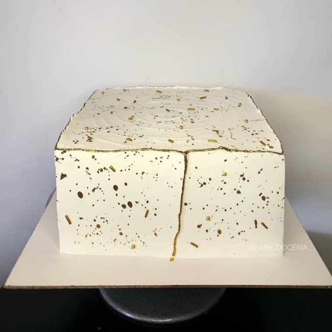 35 bolo quadrado branco e dourado para casamento @dabe doceria