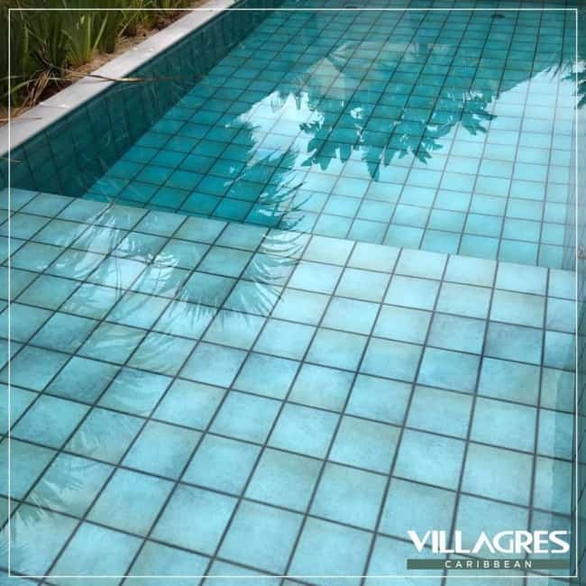 35 piscina com porcelanato azul turquesa Villagres