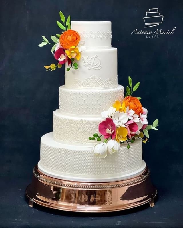 36 bolo branco para casamento com flores de açúcar @antoniomaciel cakes