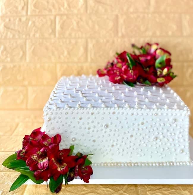 37 bolo de casamento quadrado com flores naturais @confeitariadafer