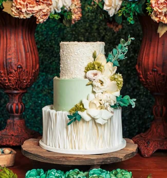 38 bolo de casamento verde e branco com flores @laisperfeitobolos