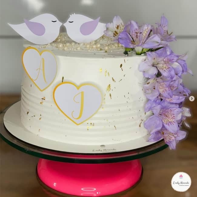 38 bolo noivado chantininho com flores @emiranda confeitariaartesanal
