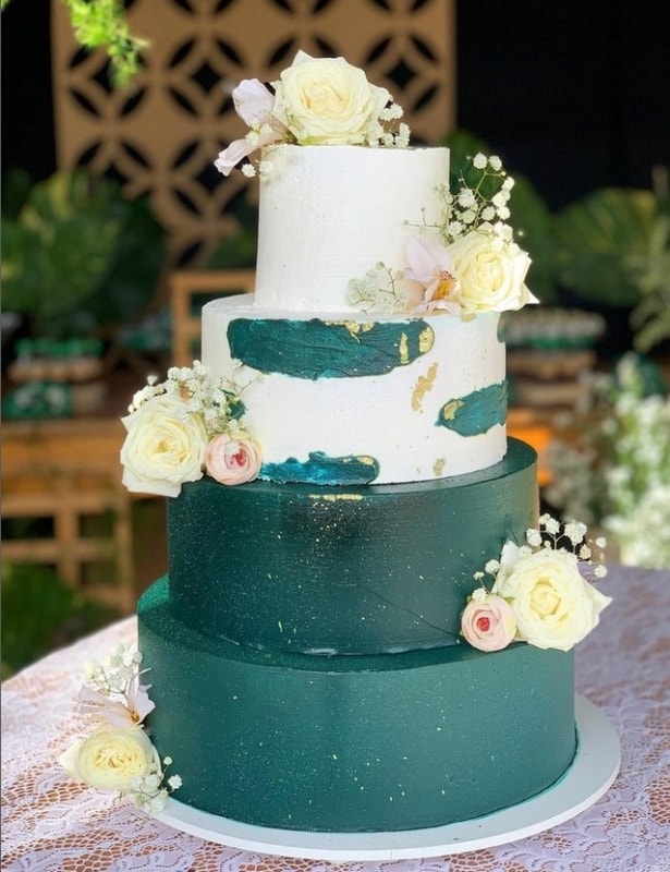 39 bolo de casamento em verde escuro e branco @rebecamaiaconfeitaria