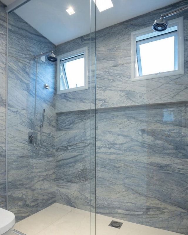43 banheiro com porcelanato azul marmorizado @difirenziarquitetura