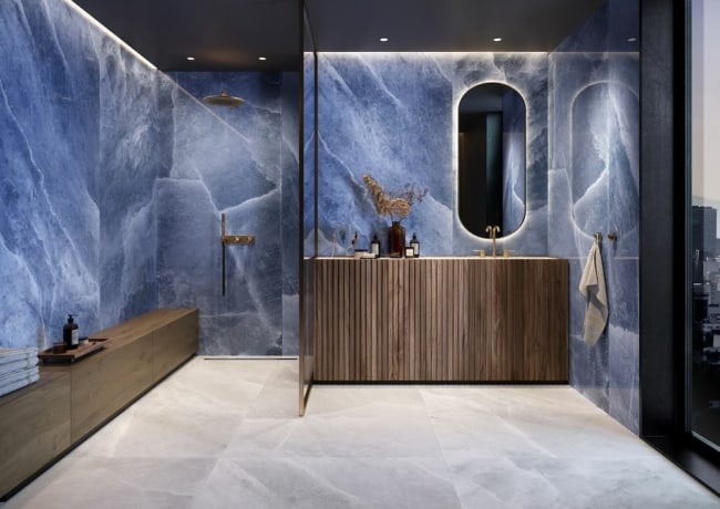 49 banheiro com porcelanato azul Onetile