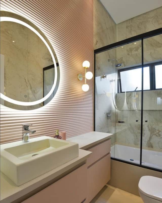 50 banheiro com porcelanato ripado rosa @melissafazolinoarquitetura